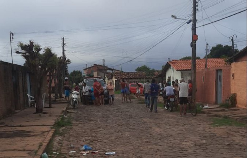 Homem é executado a tiros na porta de casa, em Piripiri