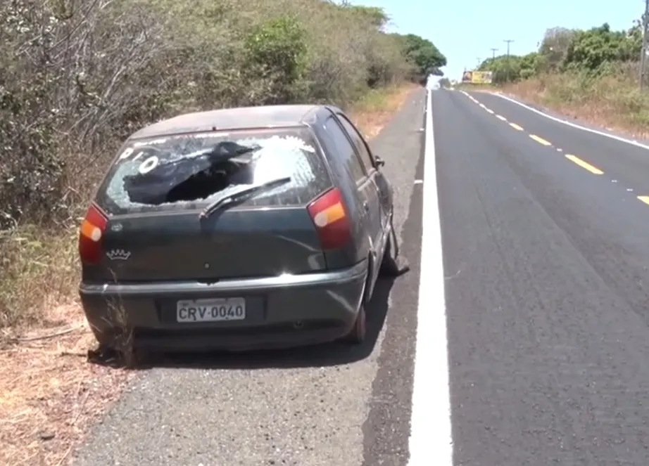 Risco de Acidentes: Veículo envolvido em acidente há quase um mês permanece às margens da rodovia PI-477, em Pedro II