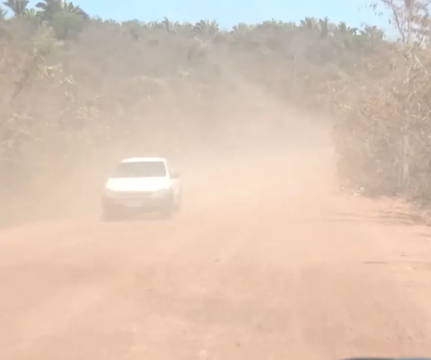 Asfalto retirado, poeira e obra parada: Moradores protestam e relatam caos na PI-327, em Lagoa de São Francisco