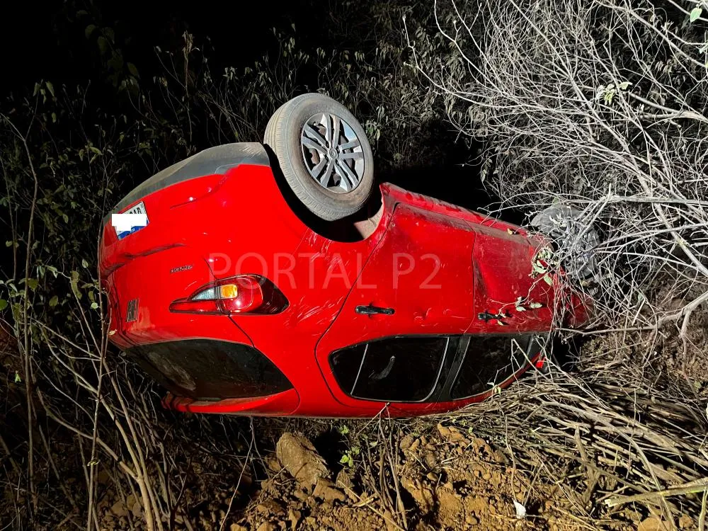 Carro tomba em ladeira na PI-327 entre Lagoa de São Francisco e Piripiri