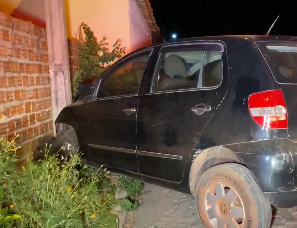 Homem perde controle de carro e colide com poste em Pedro II