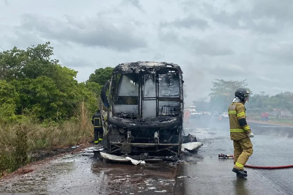 Ônibus da Guanabara pega fogo entre Altos e Teresina