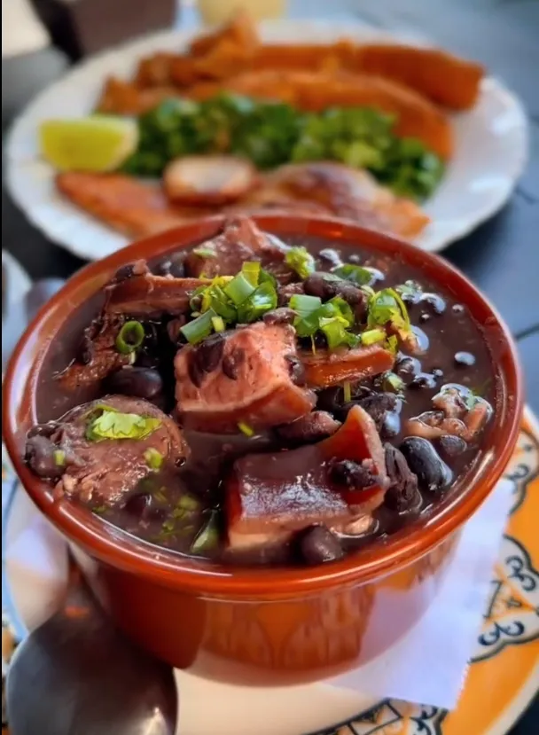 Sábado é dia da melhor feijoada de Pedro II no Blend Bar!
