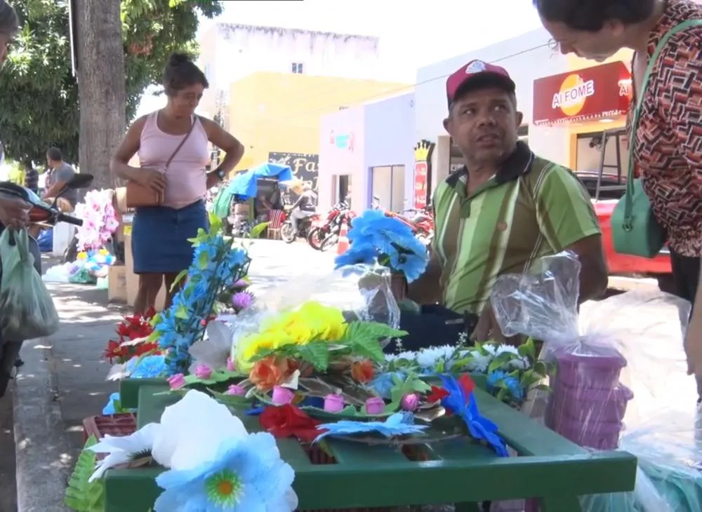 Dia de Finados: vendedores ambulantes de Pedro II veem na data uma oportunidade para aumentar a renda