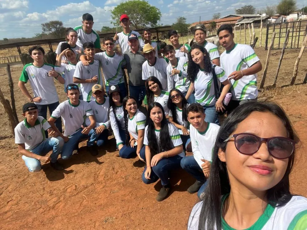 Alunos da EFASA Visitam a Fazenda Santana em Pedro II para Aprender sobre Bovinocultura