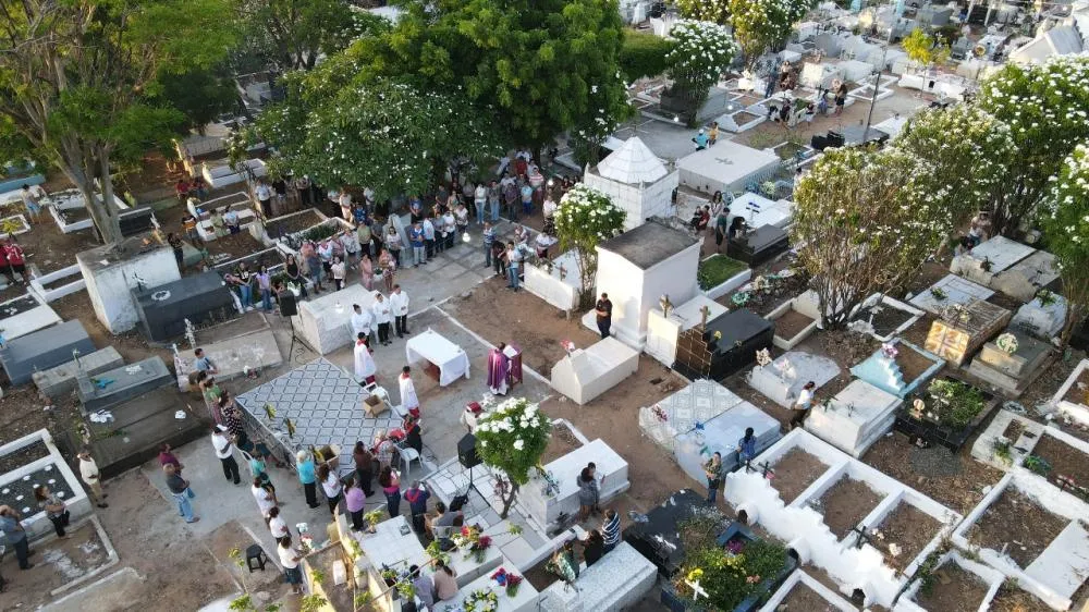 Cemitérios de Pedro II têm grande movimentação com missas e homenagens no Dia de Finados