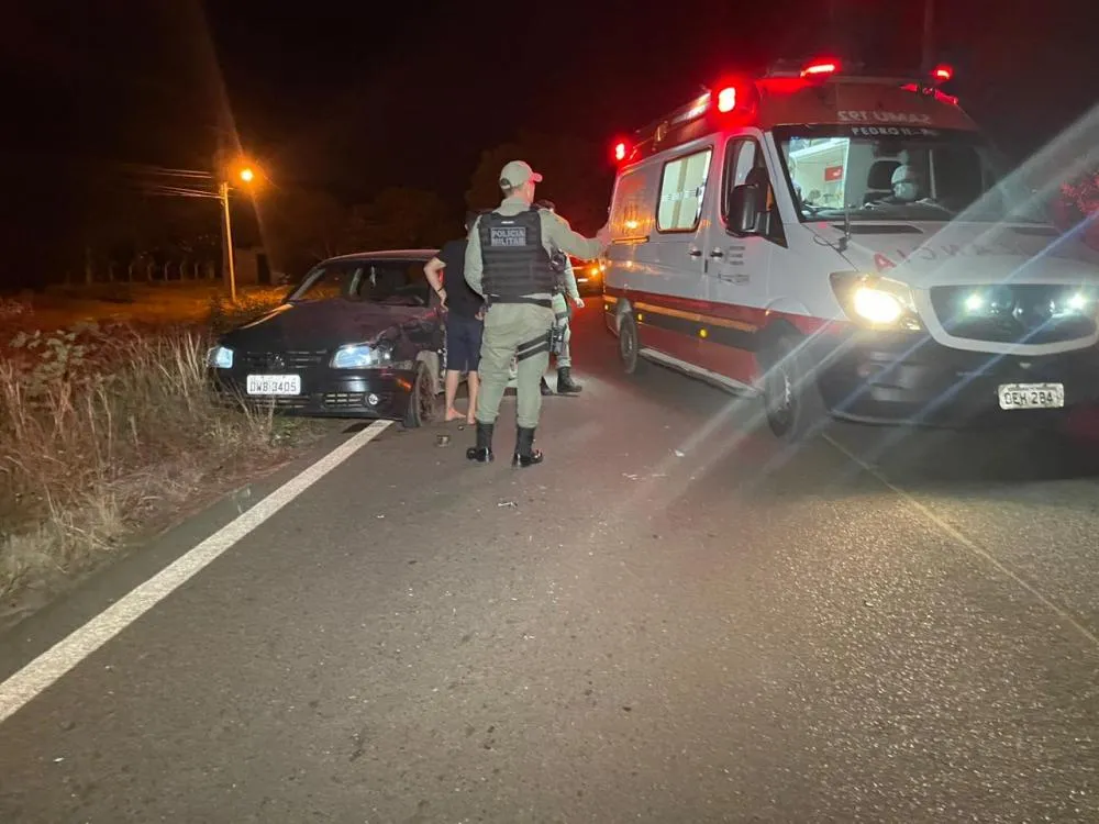 Motociclista fica ferido após colisão com carro na zona rural de Pedro II