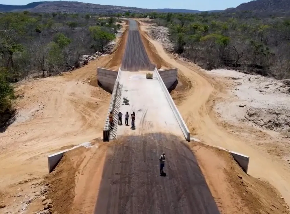 Rodovia PI-258, entre Domingos Mourão e Carnaubal, no Ceará, está com 97% das obras concluídas; Prefeita Nelda Gomes destaca a importância do projeto para o Piauí.