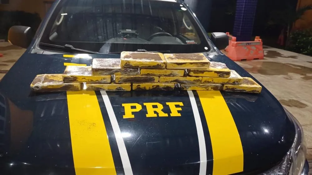 PRF apreende 14 kg de cocaína em ônibus na BR-343, em Piripiri