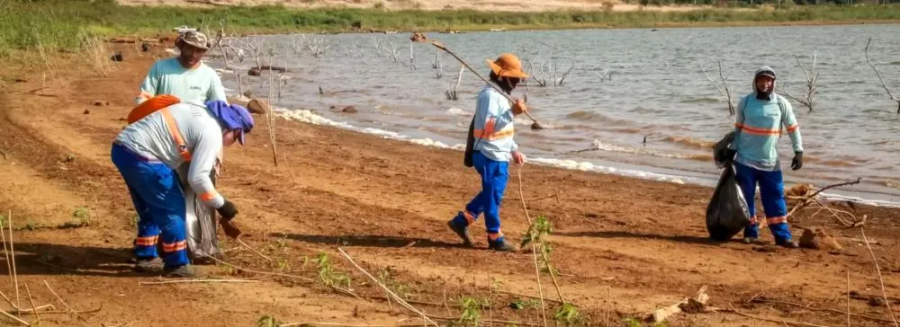 Secretaria Municipal do Meio Ambiente realiza limpeza no percurso da passagem do rio Corrente em Pedro II; confira!