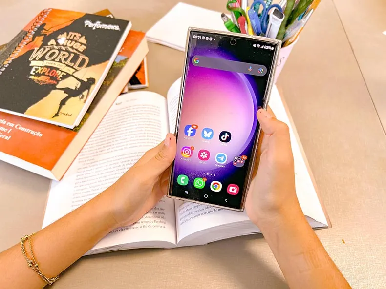 Piauí sanciona lei que proíbe o uso de celulares e dispositivos eletrônicos nas escolas