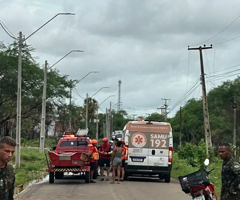 Homem morre eletrocutado após poste cair em correnteza em Picos; 2ª morte em menos de 24h