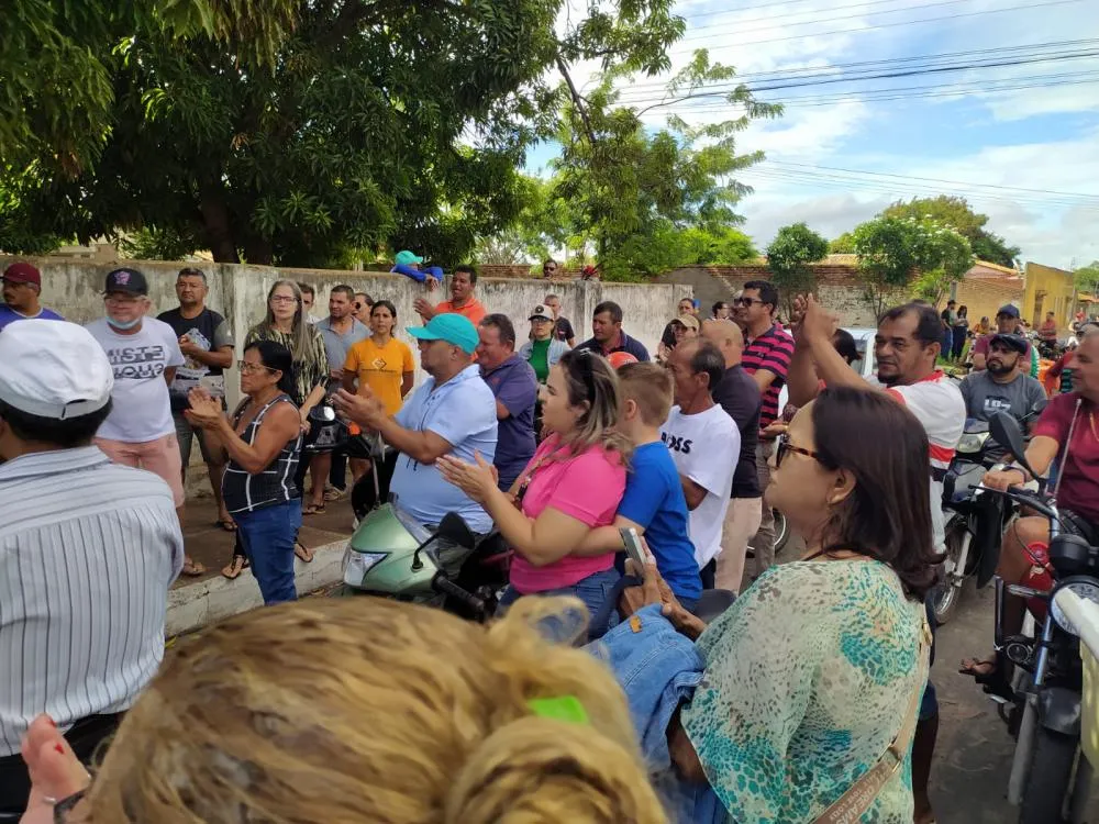 Moradores de Pedro II realizam protesto em frente à sede da Agespisa e cobram solução para falta d'água na cidade
