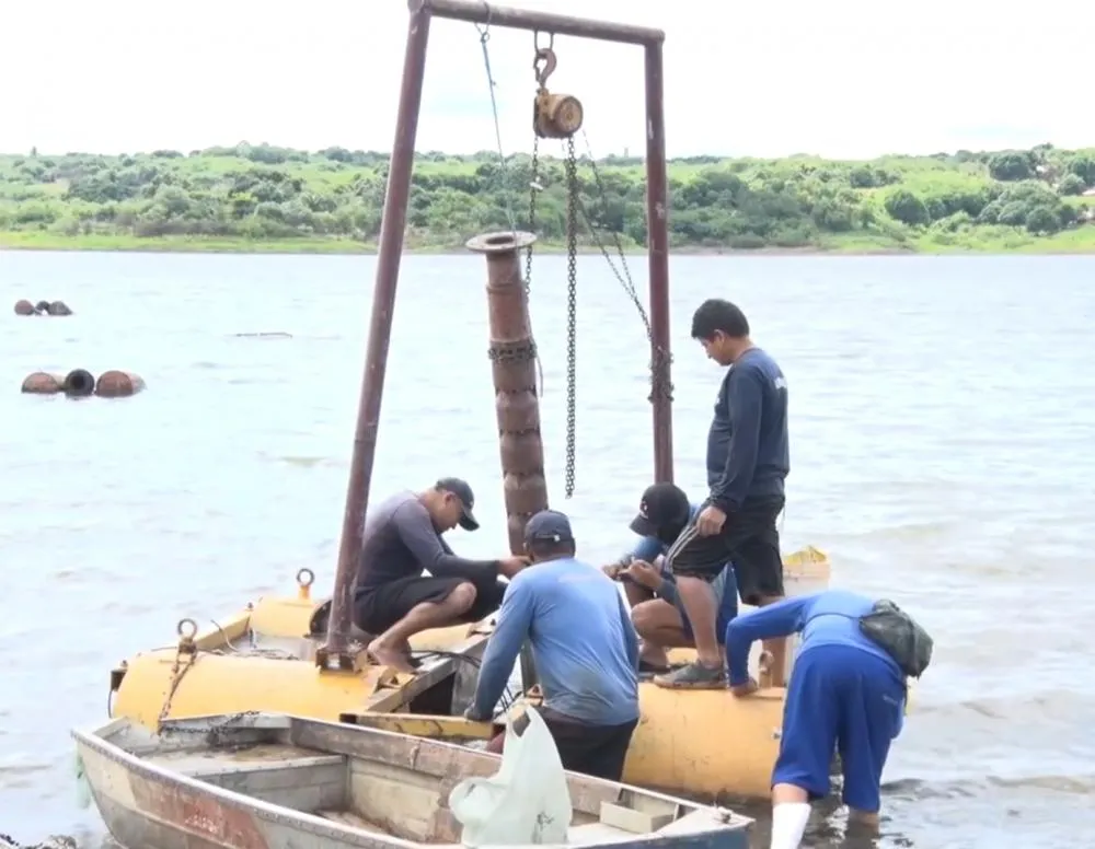EXCLUSIVO: Agespisa desloca “flutuante” do Açude Joana para área mais profunda na tentativa de solucionar a falta d'água em Pedro II.
