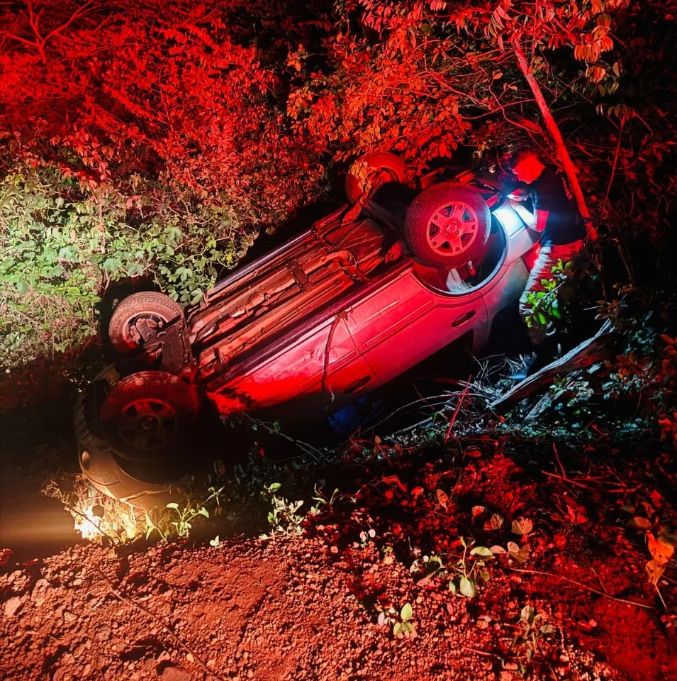 Carro tomba em estrada vicinal na zona rural de Milton Brandão