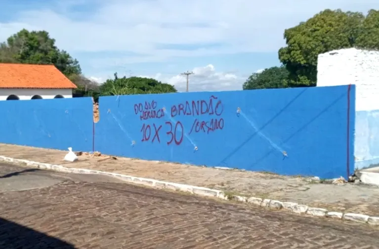 Homem é conduzido após danificar muro do Clube Social 11 de Agosto, no Centro Histórico de Pedro II.