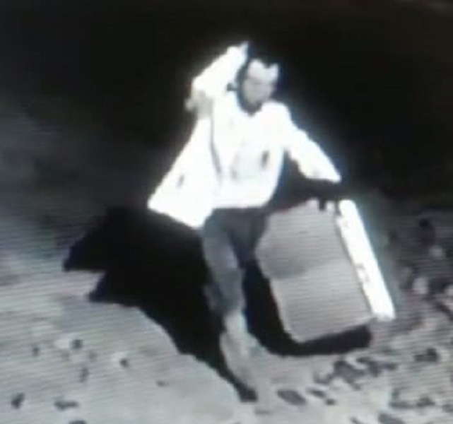 Câmera de segurança flagra homem arrancando e furtando lixeira de uma casa, em Pedro II