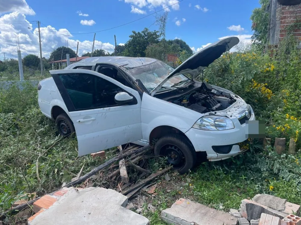 Carro com quatro pessoas capota e colide com muro em Pedro II