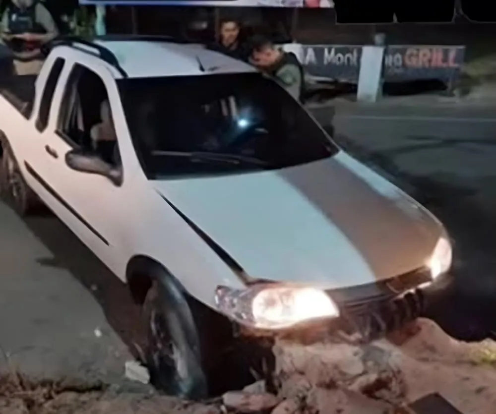 Motorista com sinais de embriaguez colide com poste e é detido pela PM em Pedro II