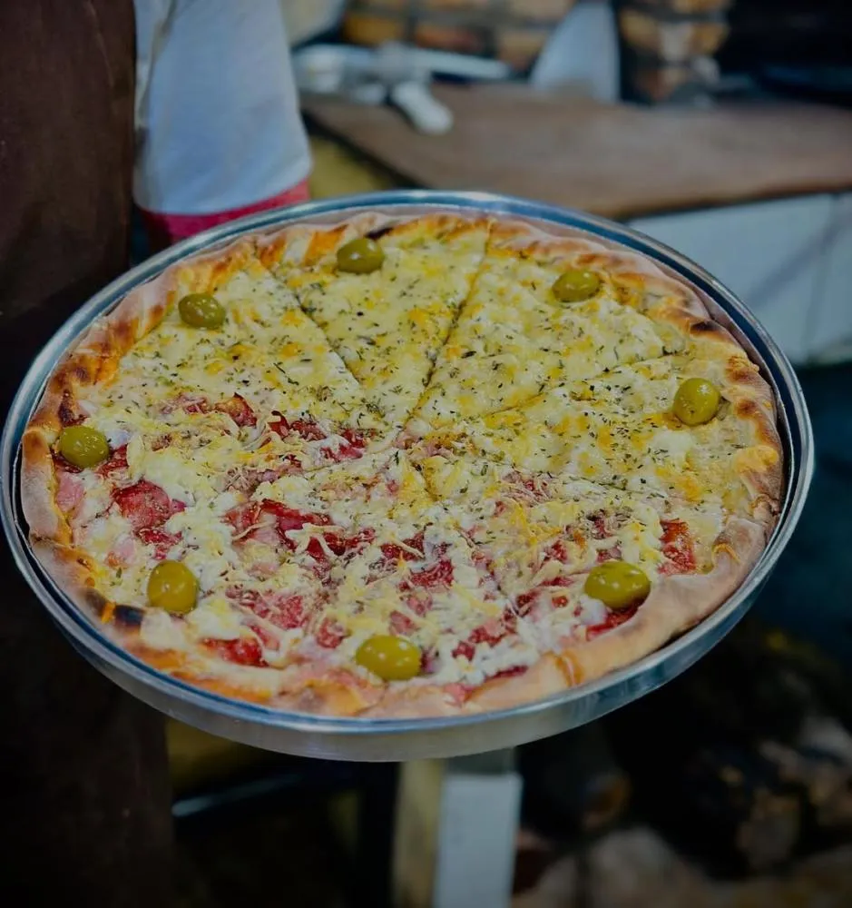 Chame a galera e venha saborear as pizzas mais deliciosas de Pedro II na Pizzaria O Gordinho!