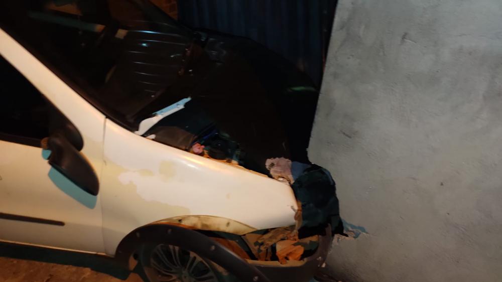 Carro invade casa e motorista fica ferido após acidente em Pedro II 