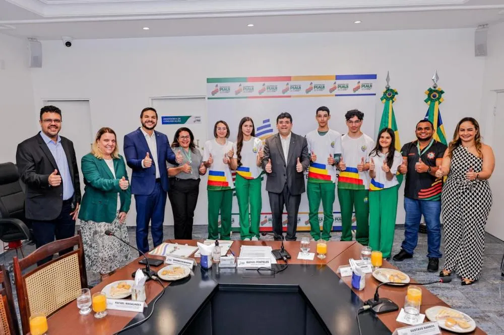 Alunos de Pedro II medalhistas de ouro na Olimpíada Brasileira de Tecnologia são recebidos por Rafael Fonteles no Palácio de Karnak