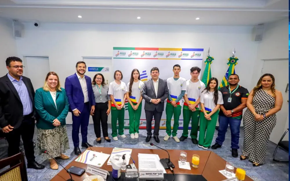 Alunos de Pedro II medalhistas de ouro na Olimpíada Brasileira de Tecnologia são recebidos por Rafael Fonteles no Palácio de Karnak