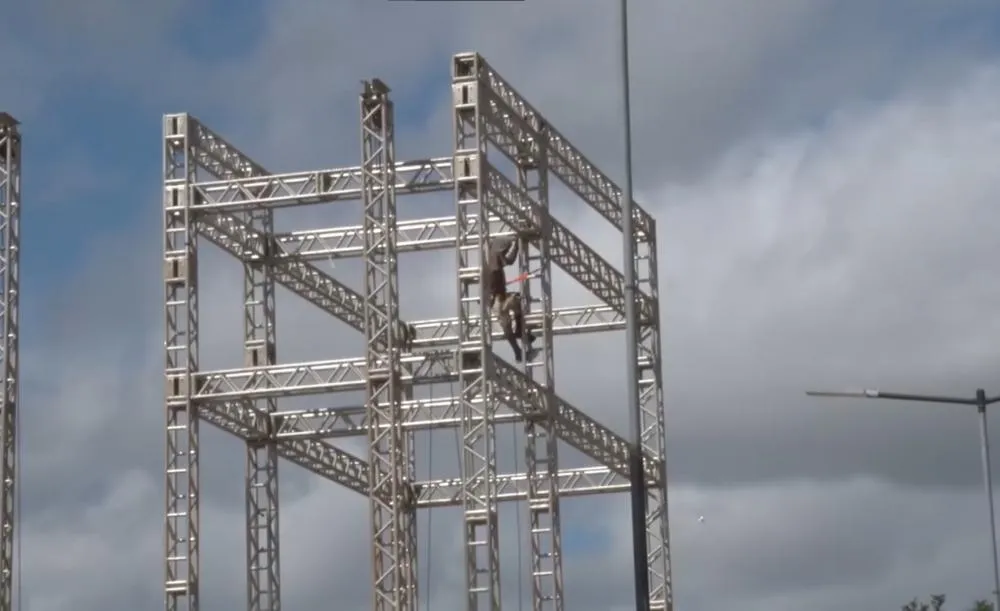 Contagem regressiva para o Festival de Inverno de Pedro II: operários trabalham na montagem do palco Opala na Praça da Bonelle.