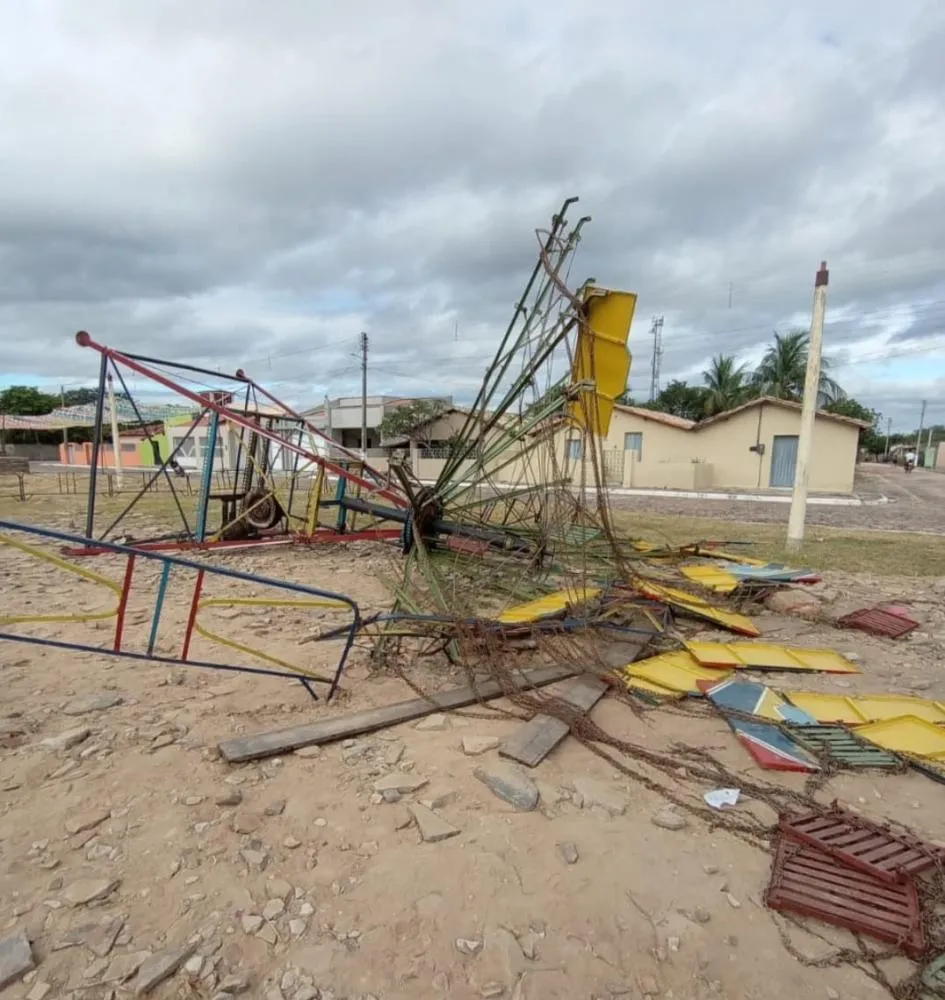 Seis crianças ficam feridas após brinquedo de parque de diversões desabar em São João da Fronteira