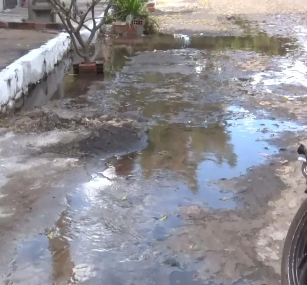 Desperdício de água tratada: Cano quebrado da Águas do Piauí causa transtorno para morador do bairro Cruzeiro em Pedro II, confira!