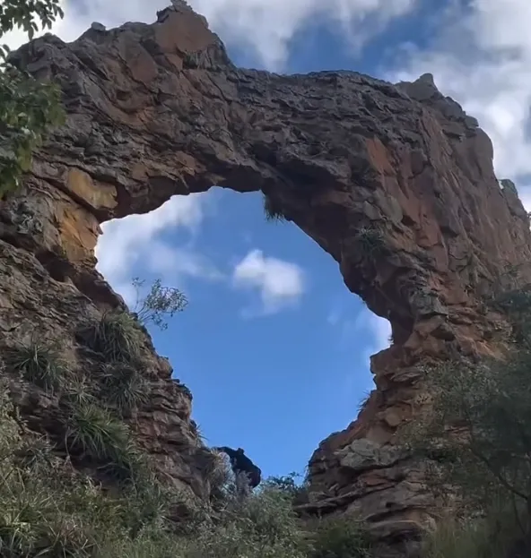 Prefeitura de Milton Brandão finaliza sinalização da trilha até a Pedra Furada na Serra do São Gonçalo