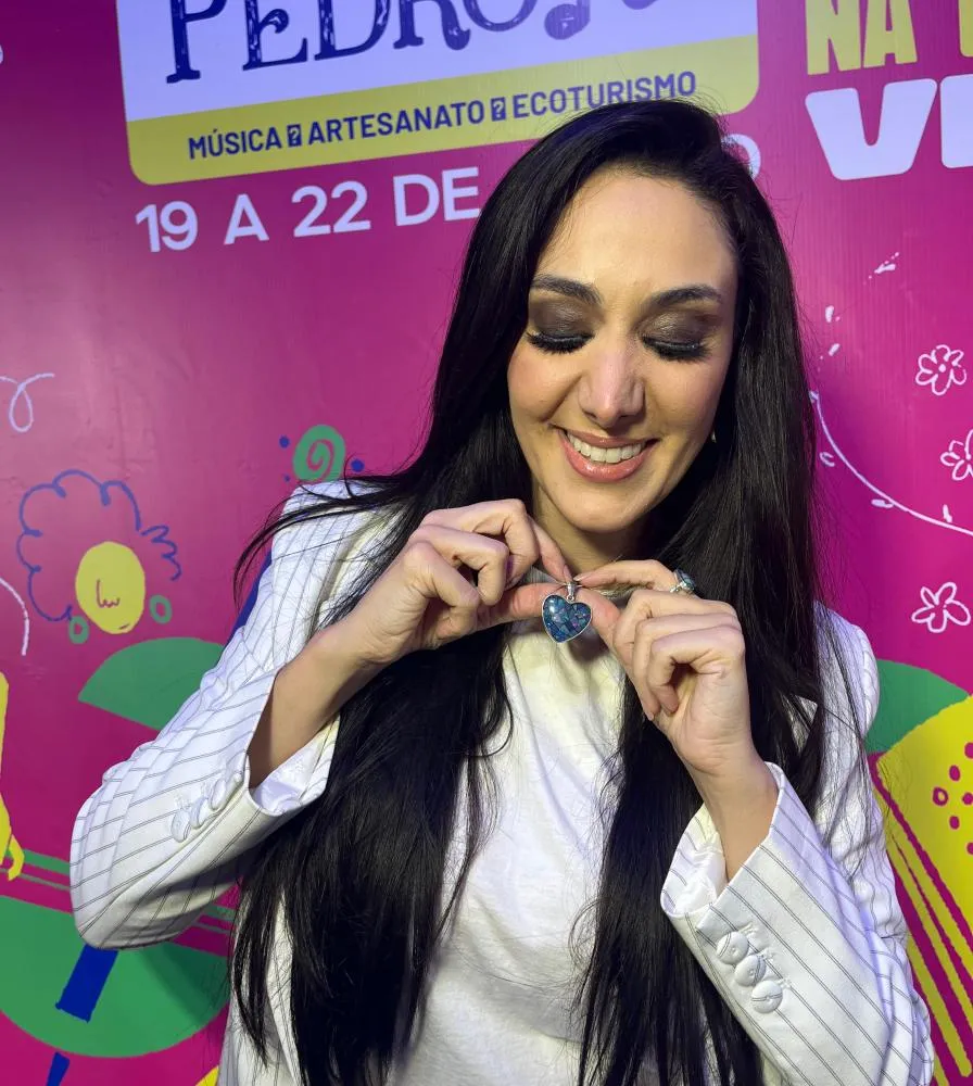 Cantora Marina Elali ganha joias de opala e se encanta por Pedro II