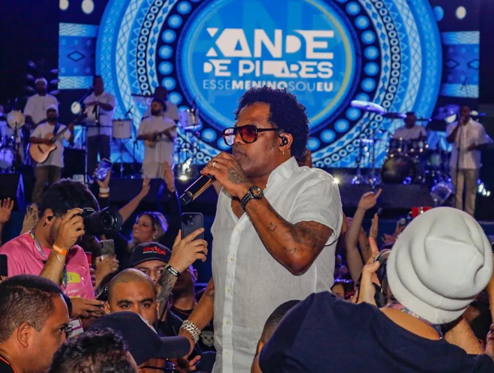 Multidão canta e samba com Xande de Pilares em show memorável no Festival de Inverno de Pedro II
