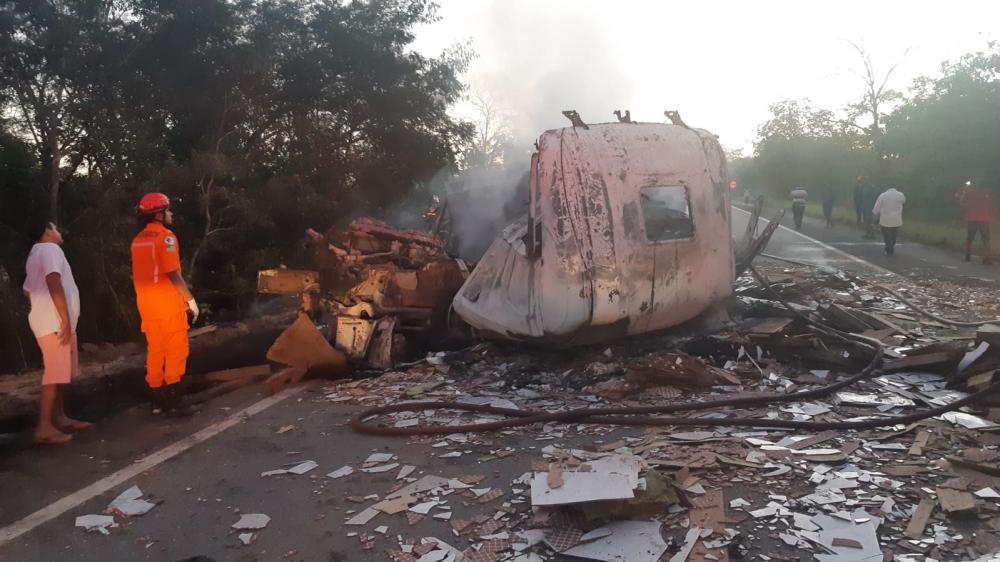 Carreta pega fogo em acidente na BR-222, em Piripiri 