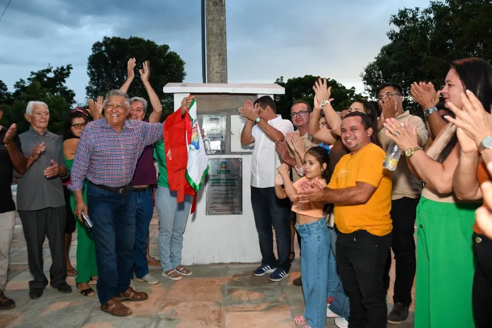 Prefeitura inaugura praça e pavimentação no Assentamento Riacho Tamboril com grande participação popular