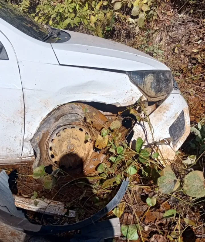 Casal fica ferido após carro bater em trecho danificado na ladeira do Felipe, em Pedro II