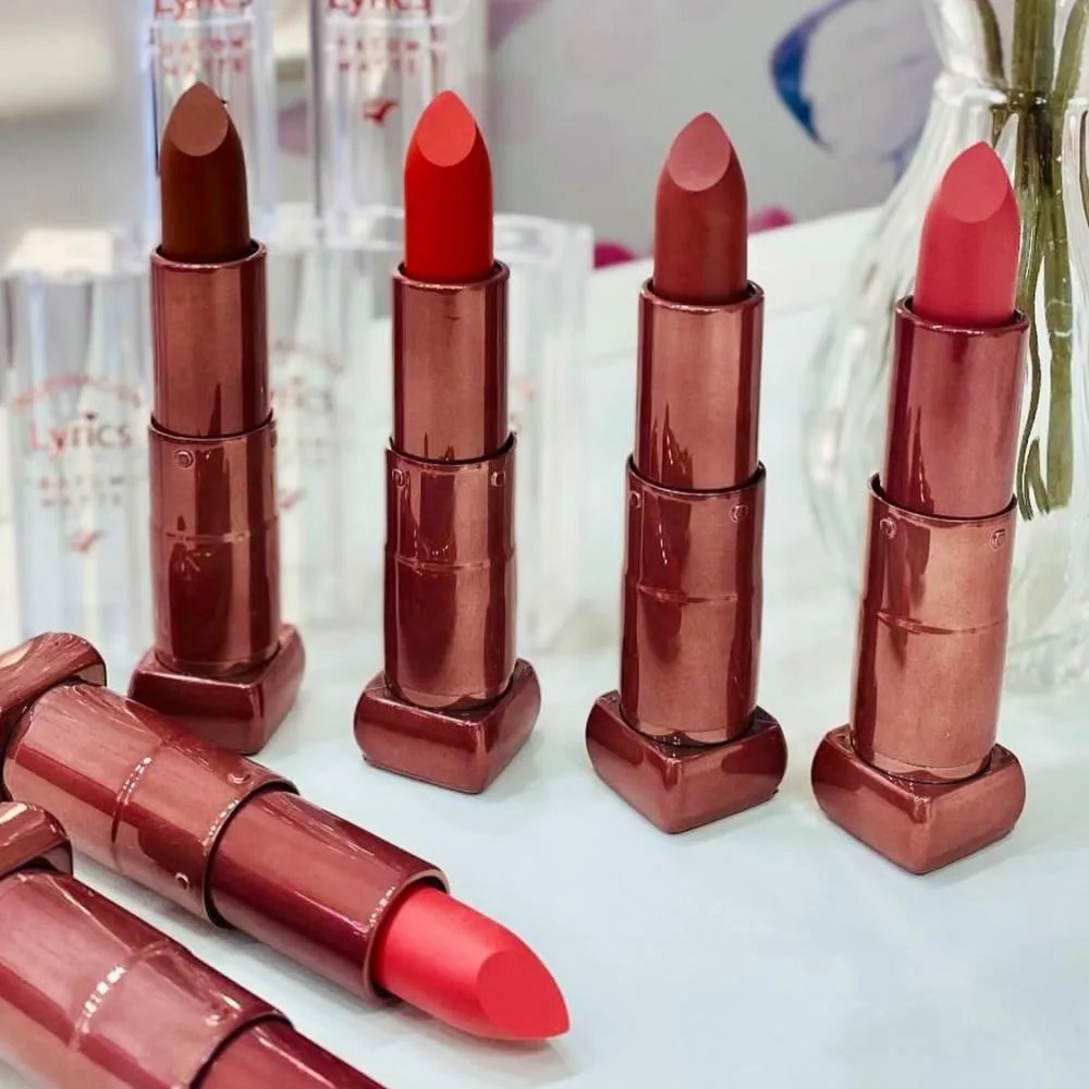 Realce sua beleza com produtos de maquiagem e acessórios da Loja Rosa Clara!