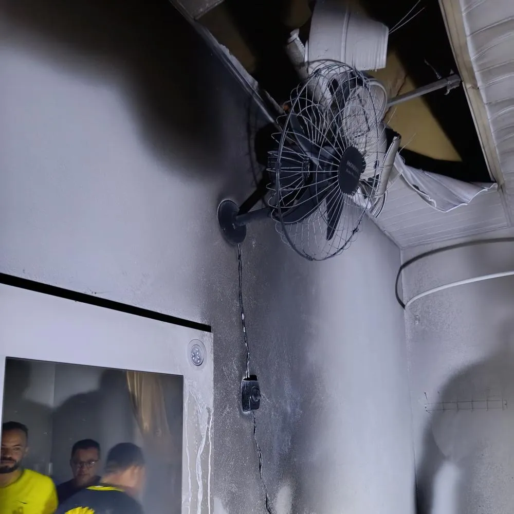 Bombeiros civis controlam princípio de incêndio em loja de Pedro II