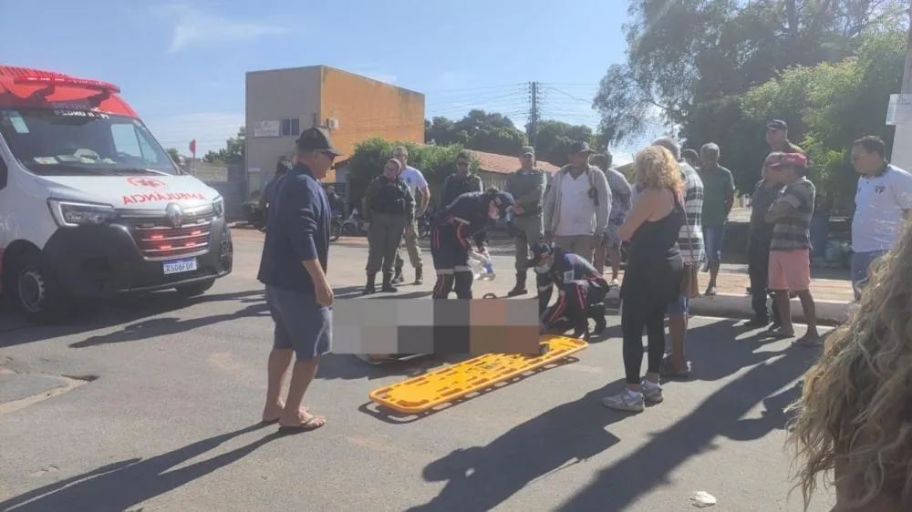 Mulher fica ferida após ser atropelada por moto em Pedro II