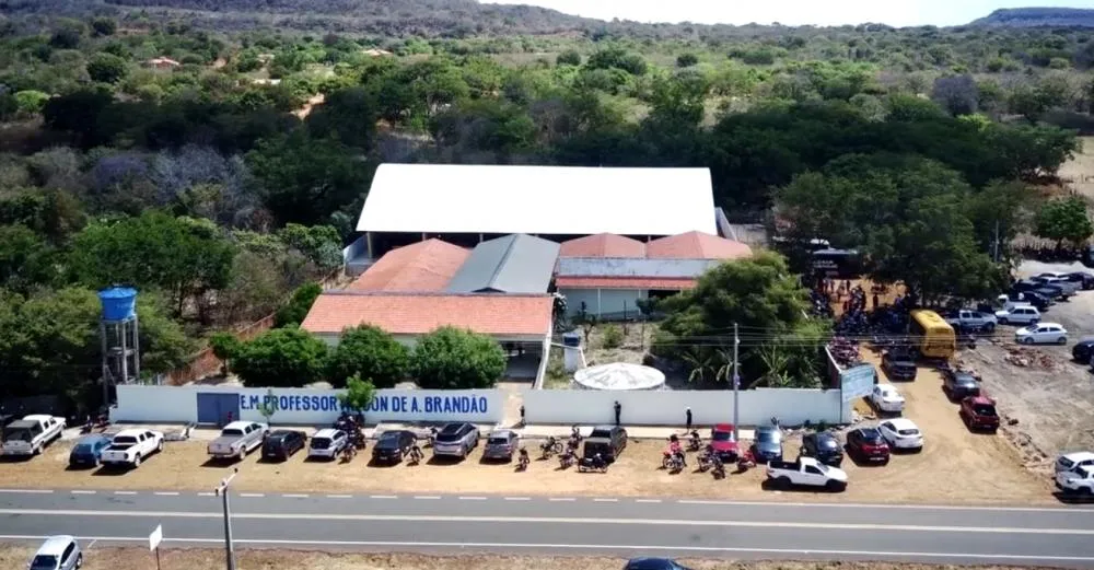 Ginásio Poliesportivo Francisco Barbosa é inaugurado na cidade de Milton Brandão durante dia festivo.