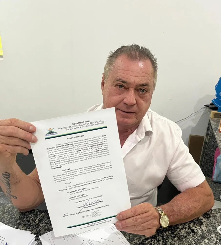 Prefeito de Milton Brandão, Evangelista Resende, assina ordem de serviço para construção de quadras de areia