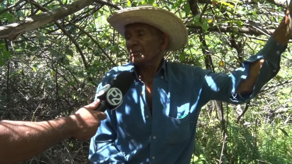 Morando há mais de 20 anos na comunidade Morro do Meio, Sr Pedro Felix, conta histórias de antes da construção do açude Joana sobre o garimpo de opala no local; confira!