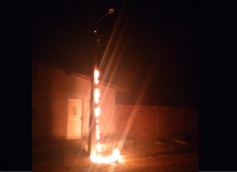 Fiação de poste pega fogo e assusta moradores do Bairro Areia Branca, em Pedro II 